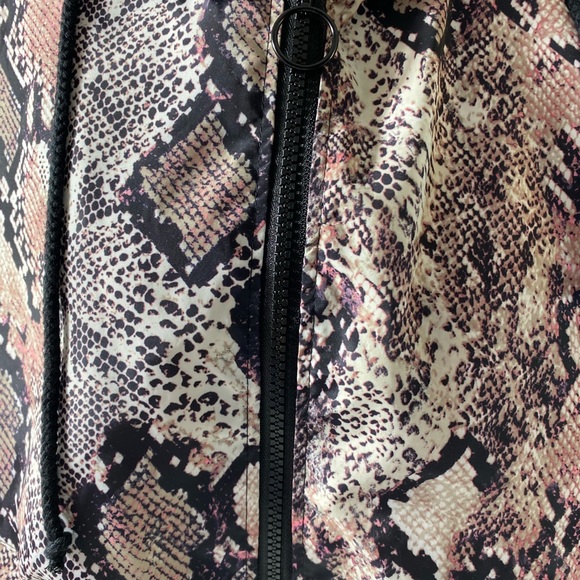 NWT New Look jacket, Polk snakeskin. Size XL - Picture 4 of 9